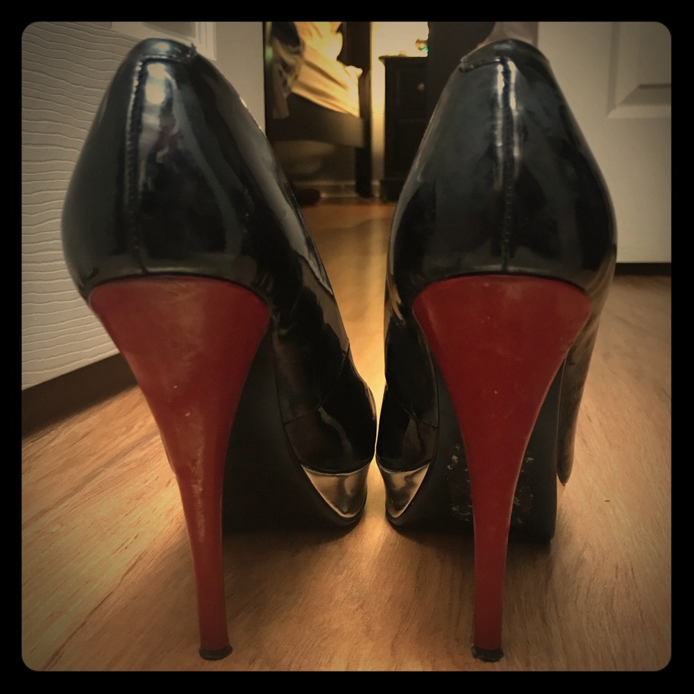 GUESS “Brayan” platform round toe pumps